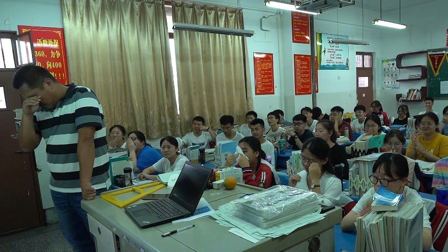 【高三老师最后一课背对学生飙泪 话锋一转立马引全班欢腾】#高考前最后一天# 河南郑州,七中