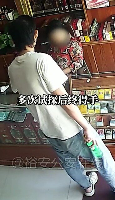  【多次试探都没醒[笑哭] 小偷趁店主打盹当面将手机偷走】近日,安徽六安,中午时分一名男子