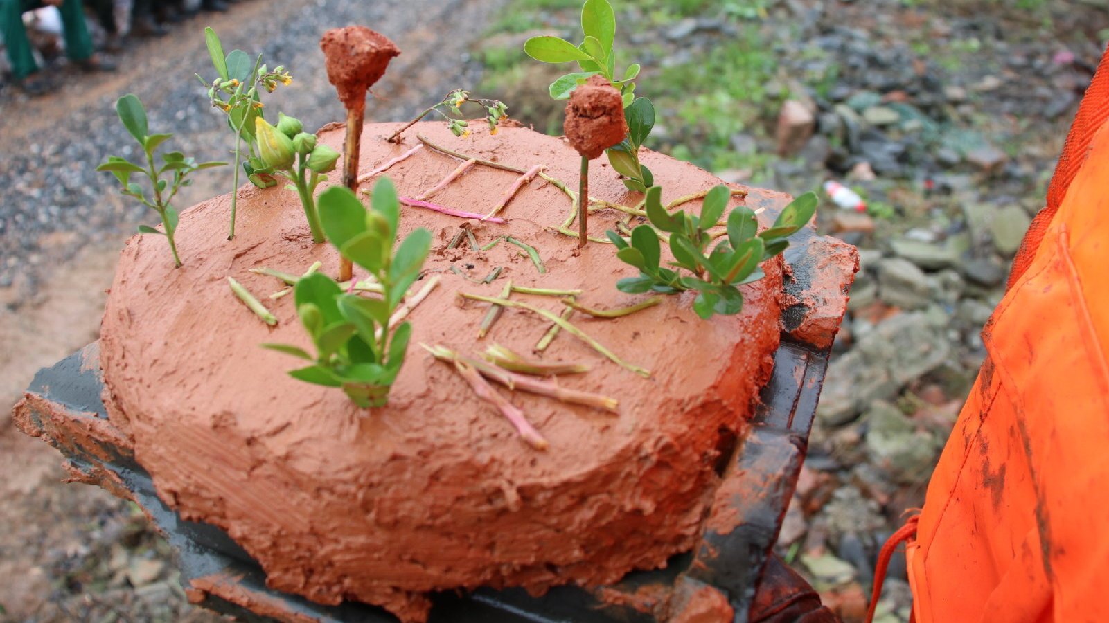 【辛苦了!抗洪战士用泥巴小草蛋糕庆生】近日,武警安徽总队池州支队上等兵陈浩,在抗洪一线迎来
