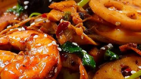 #天天美食# 【家庭版麻辣香锅】想吃麻辣香锅,在家也能做!备好自己喜欢的食材,想吃什么放什