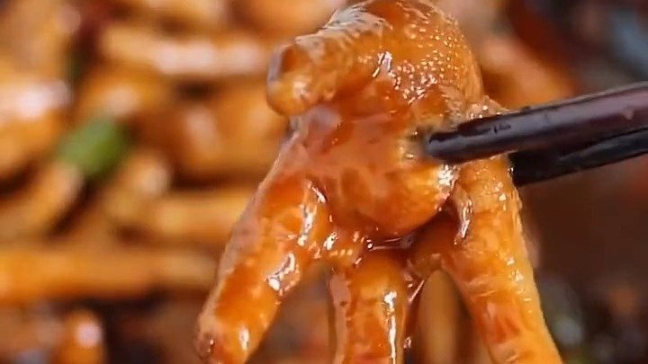 冬日适合吃肉吃米饭这道糯叽叽的【香辣红烧鸡爪】Q弹入味,方便下肚,和着辣辣的鲜美汤汁下饭又