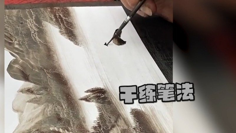 【高手在民间!男子用手掌手肘画山水画】这位民间艺术家不用画笔就能创作群山:他用手掌与指尖作