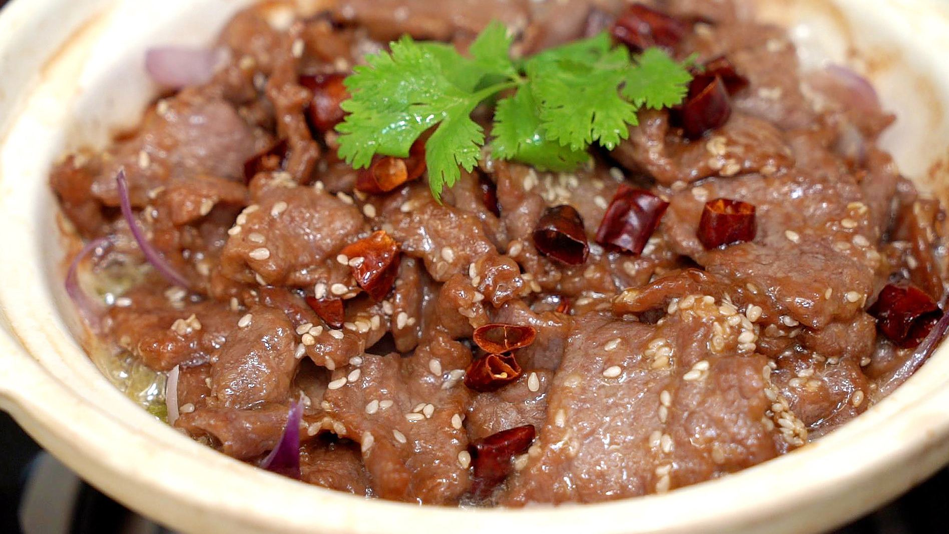 芝麻牛肉煲:牛肉这样做太香了,嫩滑好吃又下饭,出锅肚子都看饿了!喜欢的做起来~