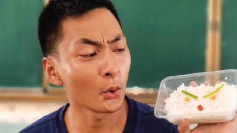 【有点可爱!后勤给抗洪消防员饭菜里加表情包[大笑]】江西新余支队的消防员们已在鄱阳抗洪前线