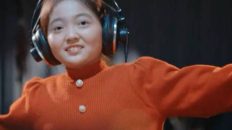 #国际儿童癌症日#【#血癌女孩同老狼合唱圆歌手梦#】白血病女孩欣诺来自乌鲁木齐一个普通家庭