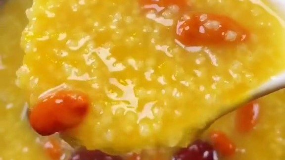 早上喝点健脾养胃的小米南瓜粥吧,不会做饭星人也毫无压力,按照步骤放锅里不就行了吗