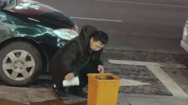 【点赞正能量】长春重庆路上,垃圾箱外扔的几袋麻辣烫撒在了地上,一男子见状,立马帮忙清理了起