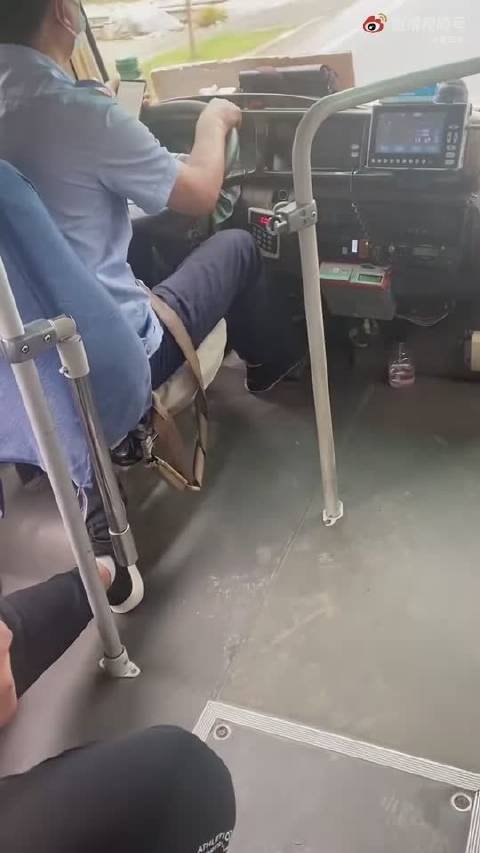 网友:可了不滴!危险!】9月5日上午,网友分享一位公交车司机开着车看手机的视频,网友觉得毕