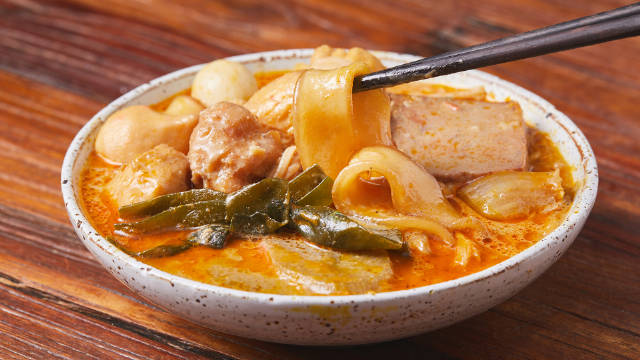 #自制串串麻辣烫# 学会在家做麻辣烫,再也不用点外卖了!用牛油火锅底料配上香醇的牛奶做汤底