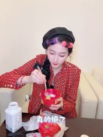 关晓彤王牌对王牌休息室分享新吃法,红心火龙果捞酸奶,简单健康不用洗碗