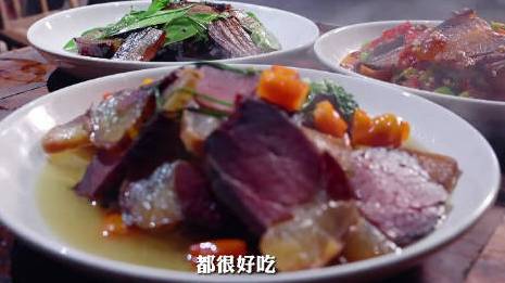 【在湘西万物皆可腌酸菜】酸萝卜、酸豆、酸苦瓜、酸辣椒……在湘西,似乎一切都可入瓮腌制。丰富