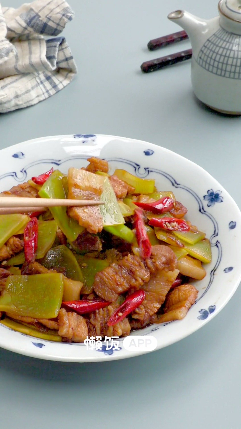 美食大集 【莴笋炒肉】莴笋剔透晶莹,清脆爽口。猪肉片,带着微微的焦香,一口咬出喷香的油花。