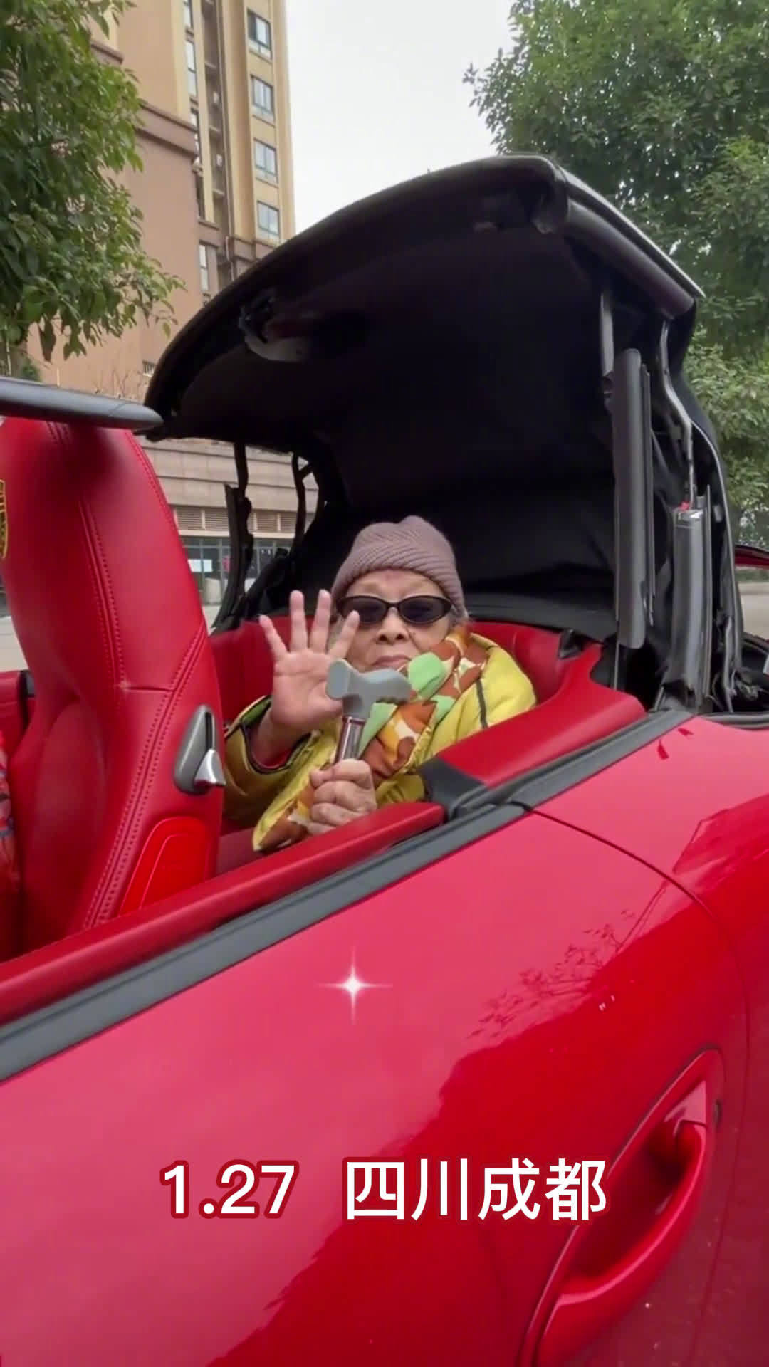 【百岁闺蜜怎么过生日 当你老了,头发白了,也要在一起过生日】近日,一位百岁老人在儿孙和闺蜜