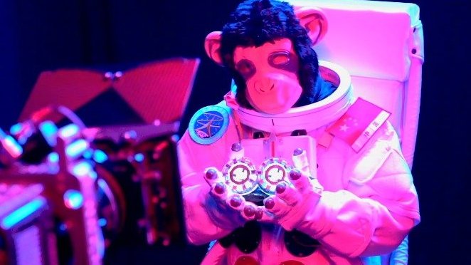 不得不说,穿上宇航服的仙某某有一种乱入《2001太空漫游》的感觉,你们觉得咧?大胆假设一下