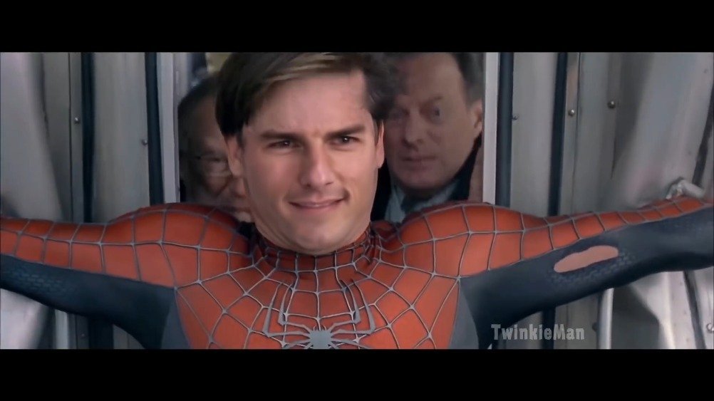 当“阿汤哥”换脸蜘蛛侠。 油管网友将《蜘蛛侠2》中托比徒手拉火车的名场面进行了换脸特效处理