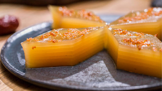 枣皇千层糕是一道广式点心,香甜可口,又营养丰富。这道用红枣制作的香甜蛋糕,赶紧学起来~ 红