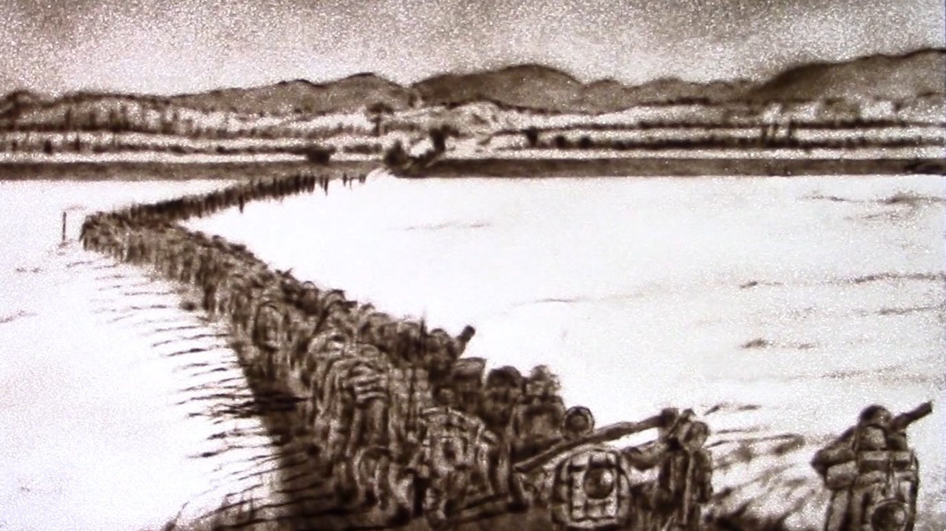 【沙画还原志愿军跨过鸭绿江画面】 这幅珍贵的照片是时任志愿军第64军政治部摄影记者黎民拍摄