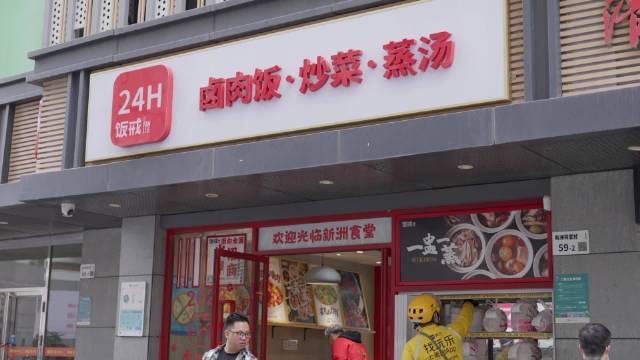 【一小时出餐200份 机器人炒菜成90后创业新形式】90后小伙吴万章来深圳创业,不会做饭,