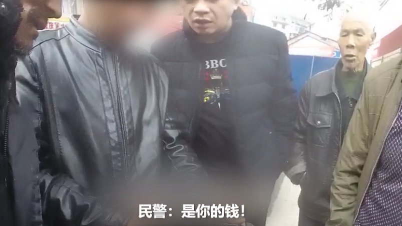 【醉酒男子拦车讨工资 民警在其身上找到刚领的钱[笑哭]】近日,一男子拦下一过路的货车讨要工