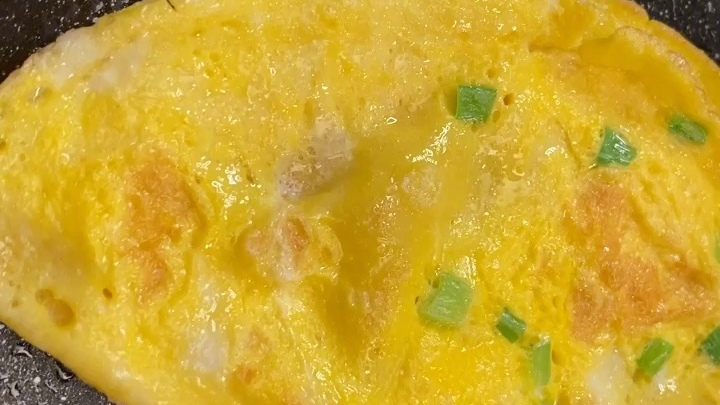 继续拍早餐饼,这个是更简单的,口感很像鸡蛋灌饼的一款。