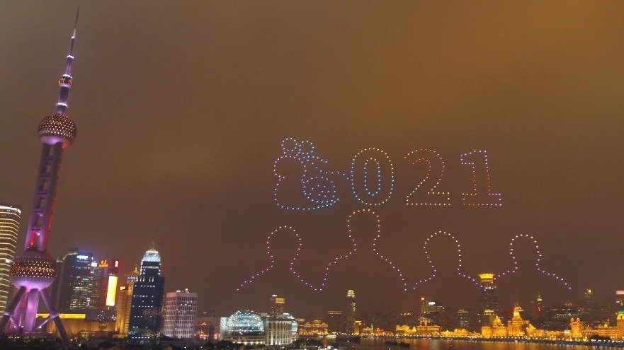 《唐人街探案3》 向全球华人送新年祝福!上海外滩夜空,400架无人机再现《唐探》系列回忆杀