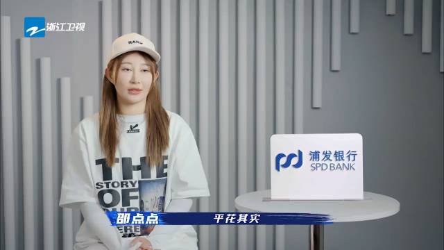 “企鹅步”是单板滑雪经常使用的技巧之一,通过身体左右摆动前进,锻炼重心转移能力和平衡感。经