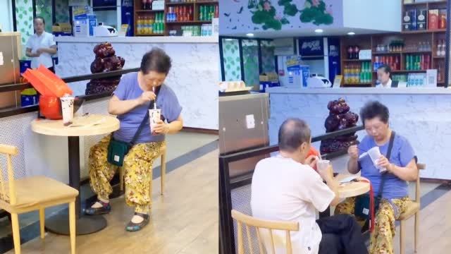 【老奶奶约老爷爷喝奶茶 守着小桌认真吃小料[心]】近日,山西临汾一家奶茶店的小姐姐偶然间拍