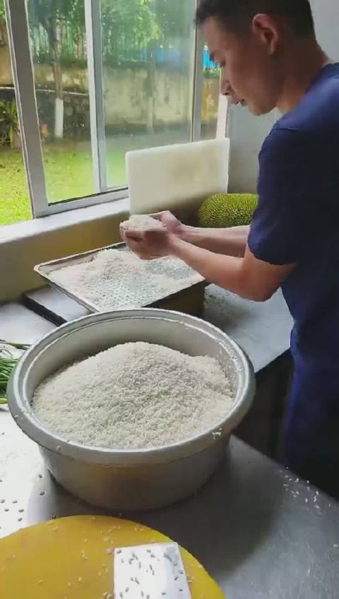 【一个粽子的诞生】明天#端午节# ,消防小哥哥们纷纷展示自己的新技能,糯米、五花肉、咸鸭蛋