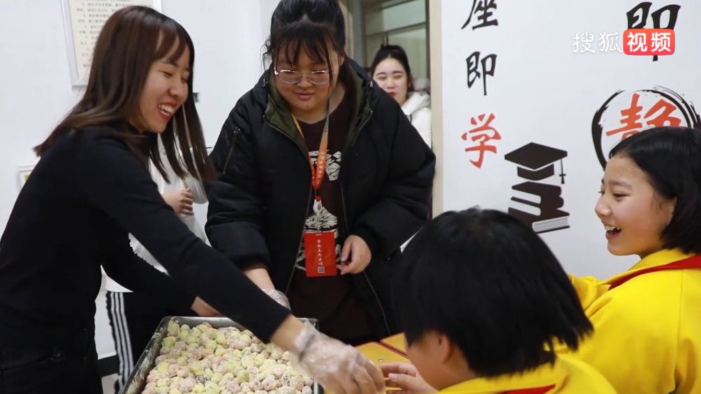 【河北一沧州小学老师自制网红奶枣送学生&nbsp;网友:又是别人家的老师[期待]】12月10日,河北