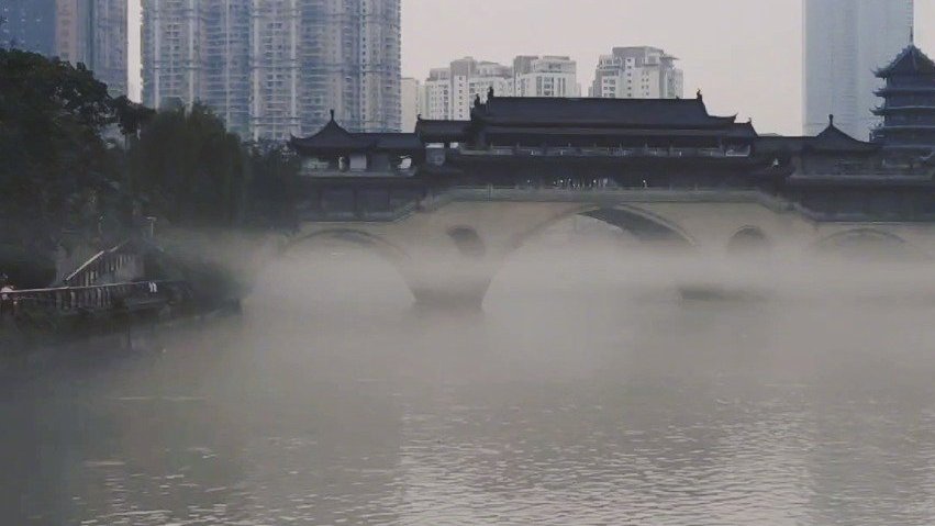 【想成仙吗?来成都吧![三哈]成都现玉带环腰美景】8月2日清晨,在小雨中,锦江河畔雾蒙蒙的