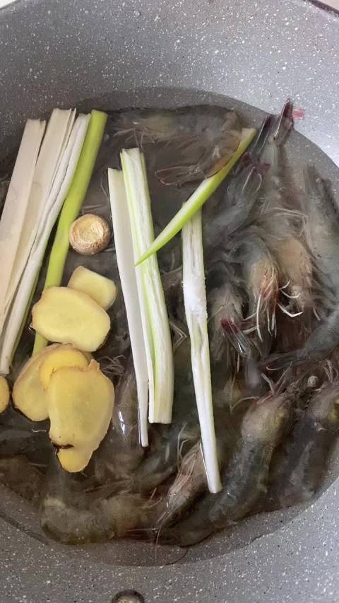 #厨艺教程##懒人厨房# 一分钟教你做一道香喷喷的水煮虾。