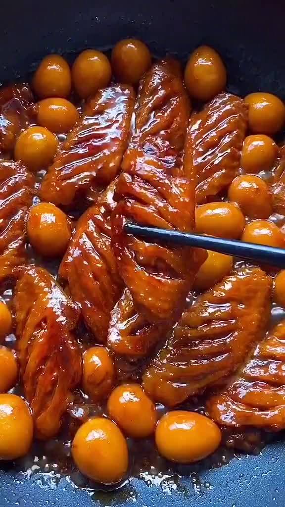 【超下饭的家常可乐鸡翅!老人孩子都爱吃】可乐鸡翅作为家常菜,是不少家庭过节的餐桌必备,甜咸