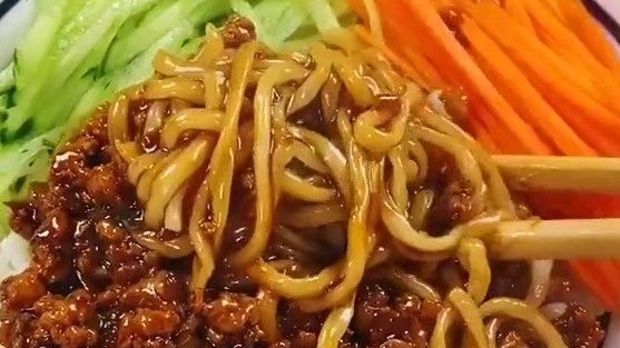 #早餐打卡# 超级好吃的家庭版自制炸酱面来了,隔壁小孩都馋哭了~&nbsp;#不可辜负的美食#&nbsp;