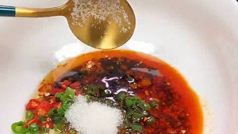 美食时间 天气闷热,没有胃口。做一碗凉面吧,开胃又可口,再加一份蔬菜和肉,营养均衡。[来]