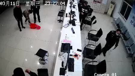 【市民钓鱼发现娃娃鱼,警方及时送至动物园】近日,常州武进警方接到报警求助:市民王先生称永安