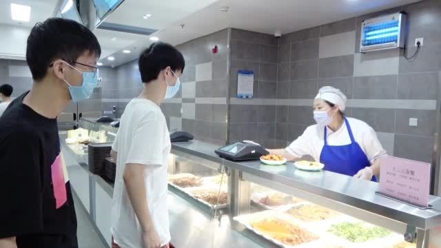 【北航上新“小份菜”,还推出“自选称重”售饭模式】新学期,北京航空航天大学食堂档口新推出了