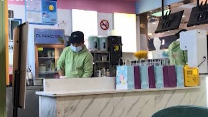 【网红奶茶店雇托排队4小时40元,只能买18元以下奶茶】网红奶茶店门口排队的都是托 今年1