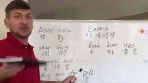 #四级翻译喝酒喝茶吃烤鸭#  为了服务中国游客,欧洲服务员加班学中文。一起来看看外国人学习