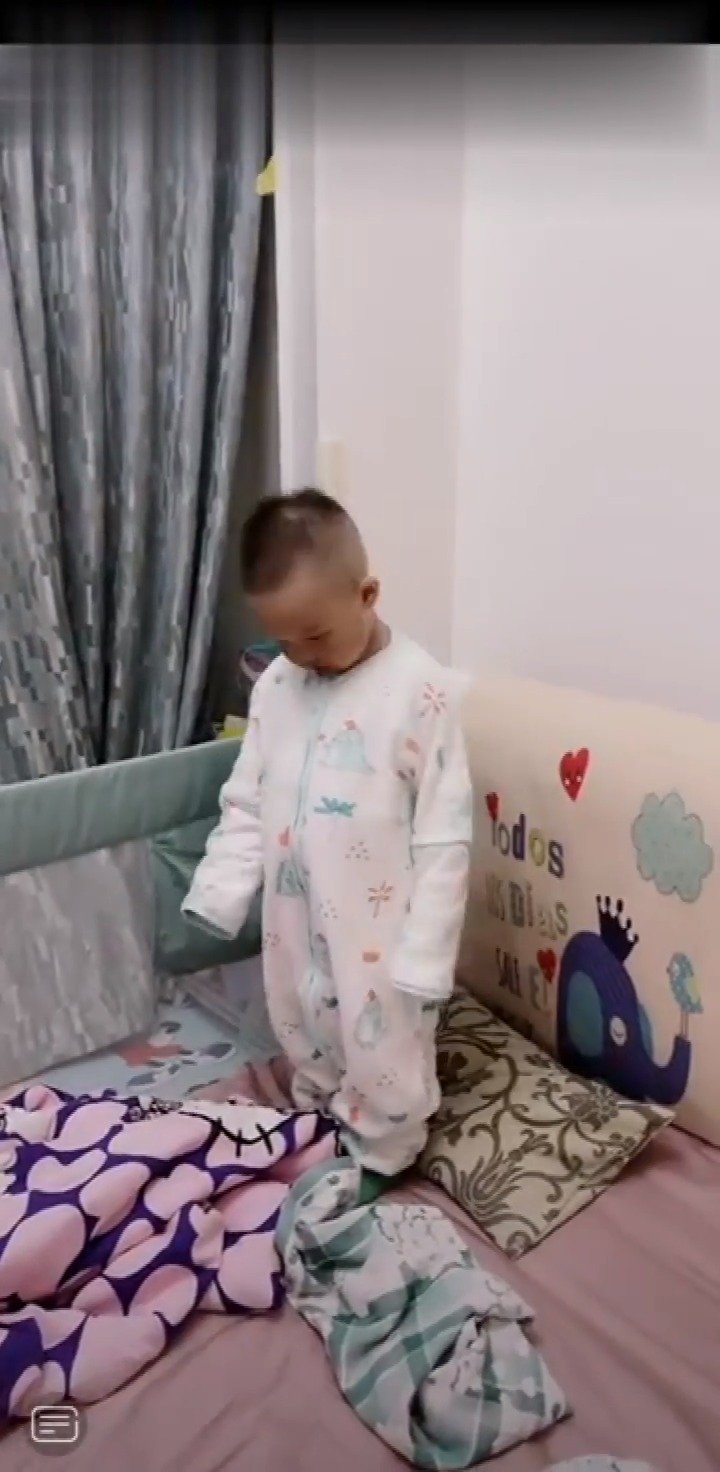 #烧饼二胎得子# 烧饼宣布二胎得子,小儿子叫“饼干”,大儿子叫“烧麦”三年抱俩,可谓人生赢