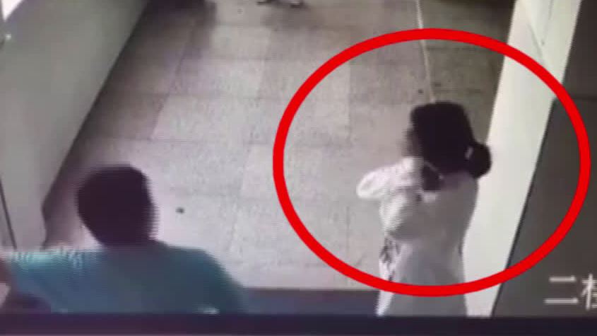 #校园#【不满孩子座位靠后,家长动手打老师还在学校走廊大吵大闹】 10月27日,在江西鹰潭