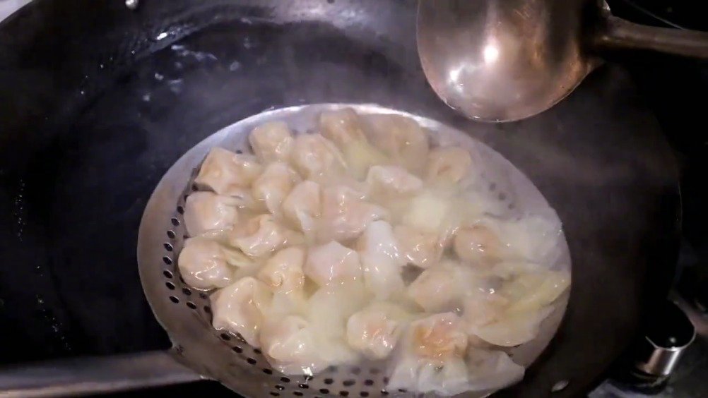馄饨好吃的关键靠调馅和汤底,超详细的教程分享给大家,学会可以出摊了~ 