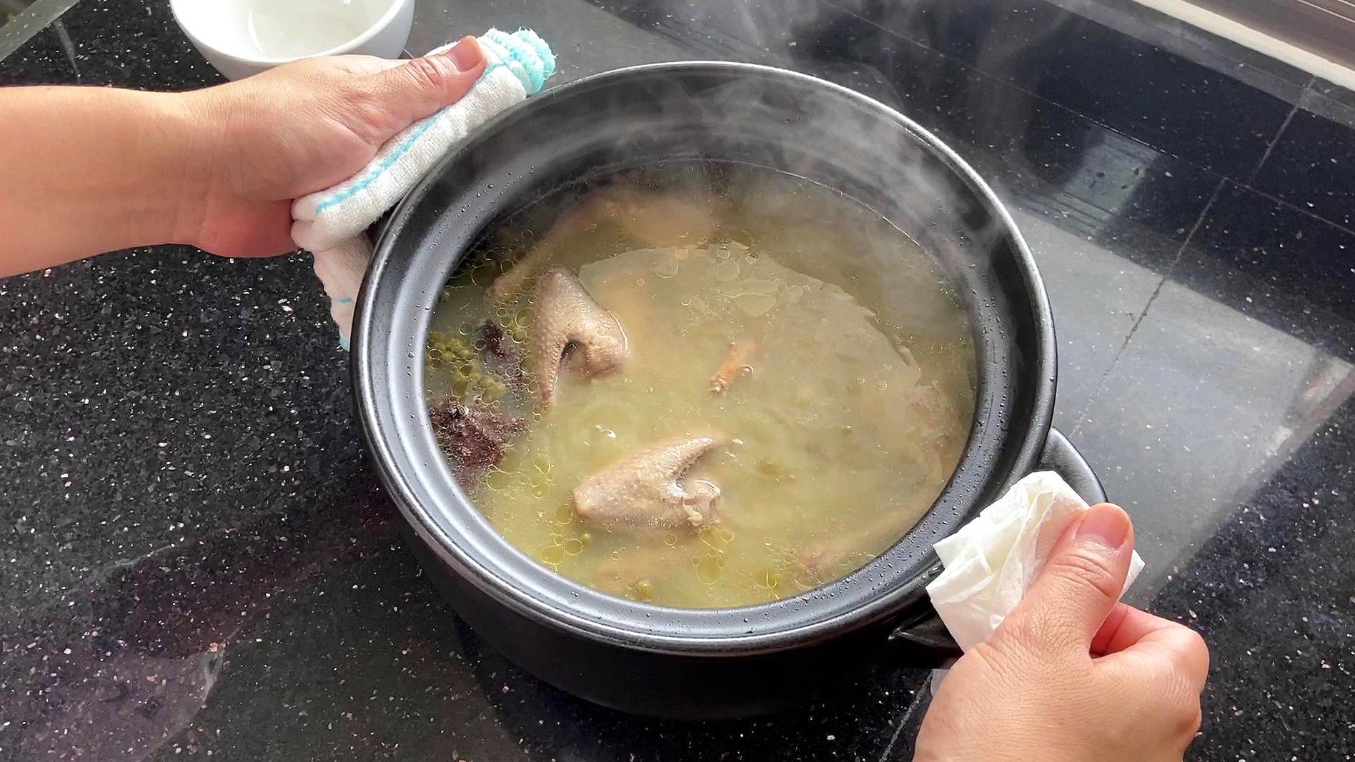 广东靓汤就是正,老鸽炖绿豆汤 ,营养又鲜甜,清热消暑做法简单越喝越想喝 ,喜欢的做起来~