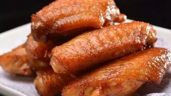 【鸡脖子、鸡翅究竟不能吃?】鸡肉是一种物美价廉的肉类,深受大家喜爱。但是相比于猪、牛、羊的