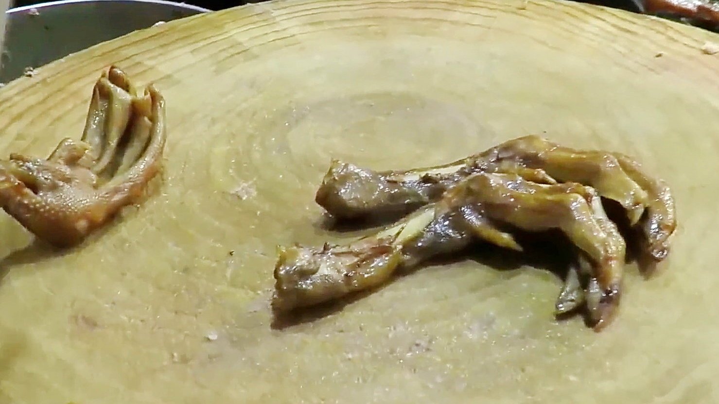 卤水鹅,唯独头颈和掌翼最喜,肉就无所谓了。#香港美食#  