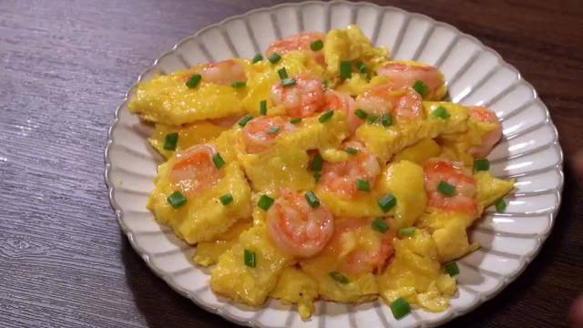据家常美食菜谱,大人小孩都爱吃的虾仁炒鸡蛋,营养还不长胖↓