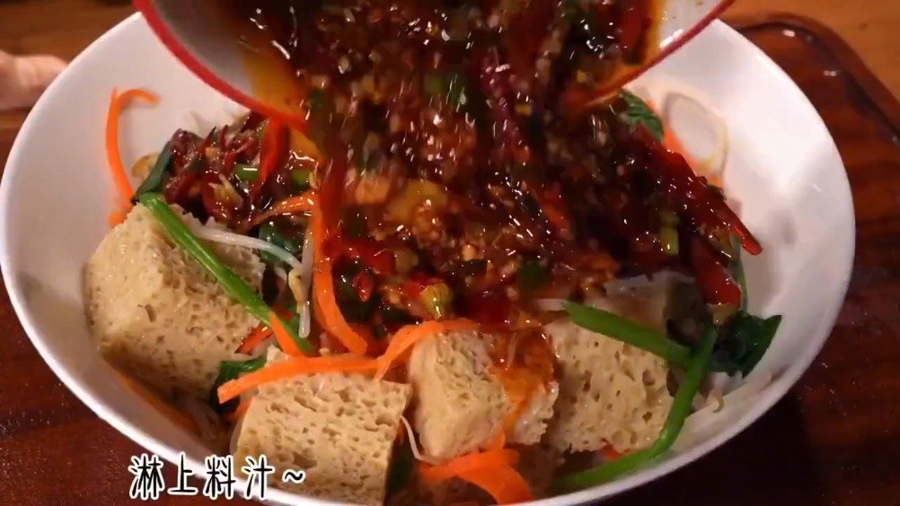 #美食之都# 会爆汁的凉拌菠菜面筋,快收藏了试试吧!(美食天天见)