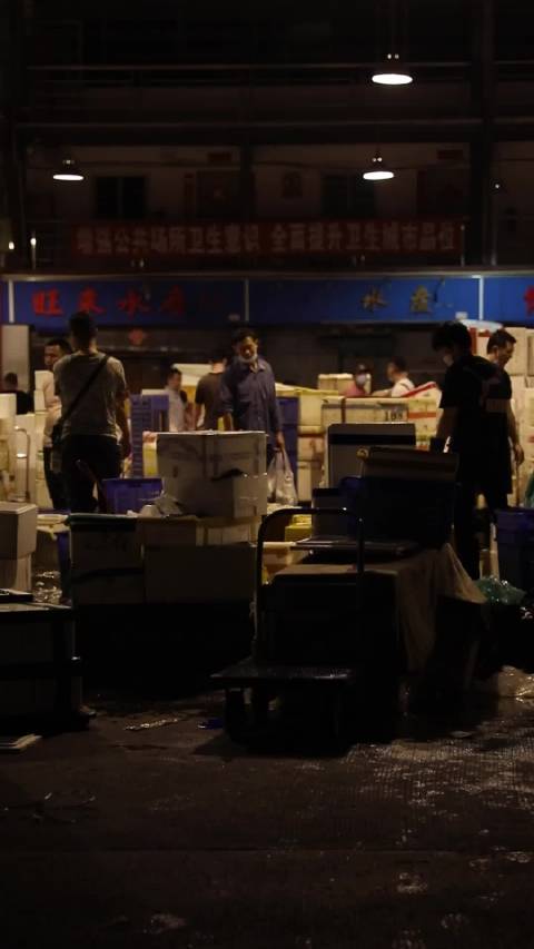【航拍广州鱼市场:灯火通明照开渔首批冰鲜,人声鼎沸似上河图】近日,位于荔湾区的广州鱼市场迎
