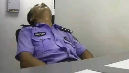 【54岁民警身体不适被记录仪拍下 网友:心疼[悲伤]】9月13日上午10时许,安徽合肥滨湖