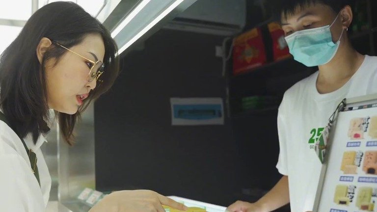 【麻将绿豆糕,长沙满哥用老长沙糕点传递好运】在“老口子”眼里,点心藏着一个城市的年味。细伢