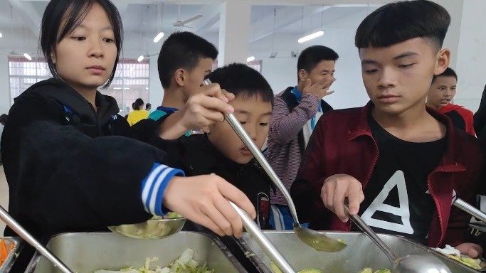 【学校为学生推出5.5元六菜一汤自助餐 健康管饱[馋嘴]】22日,广西柳州市融水苗族自治县